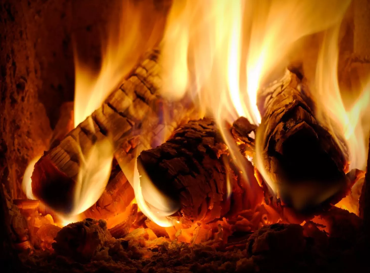 Flammes brulant dans un foyer de RA-MO-NET